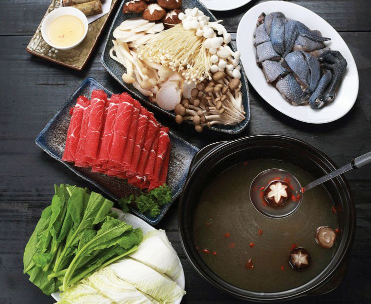 Hotpot di gallo nero ai funghi shitake - una specialità delle montagne del Vietnam settentrionale