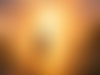 Женский силуэт идёт по светящемуся пути к свету — образ того, как Бог идёт впереди и приготовляет путь