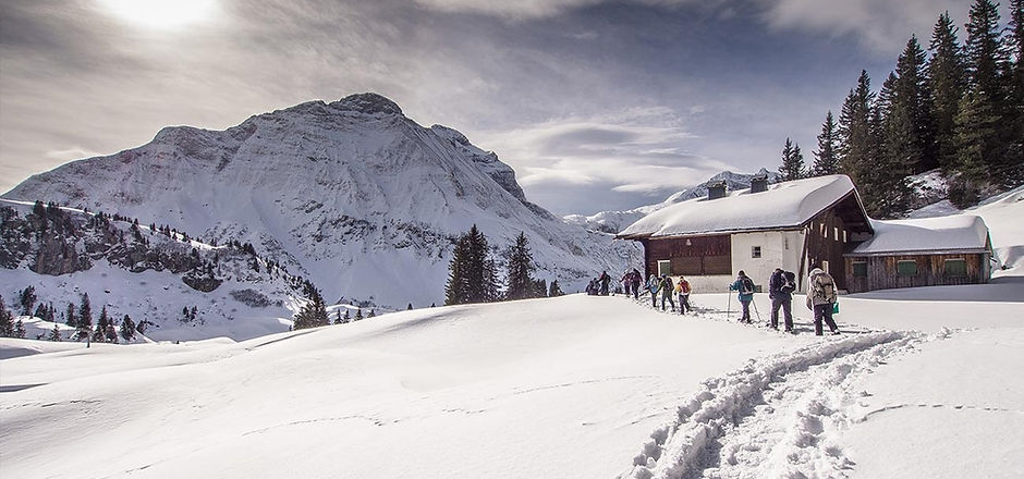 mensen wandelen in sneeuw.jpg