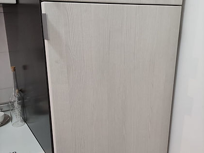 particolare anta frigo bianco venato