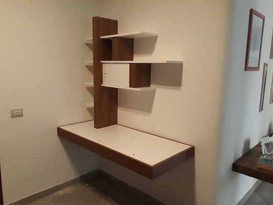 Scrittoio sospeso a muro moderno