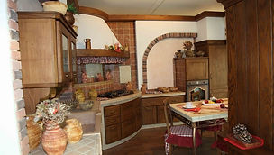 cucina in finta muratira, cucina casolare, cucina con top in piastrelle
