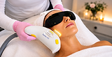 Professionell IPL-behandling i lugn spa-miljö.png