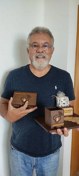 Samuel com o premio.jpeg