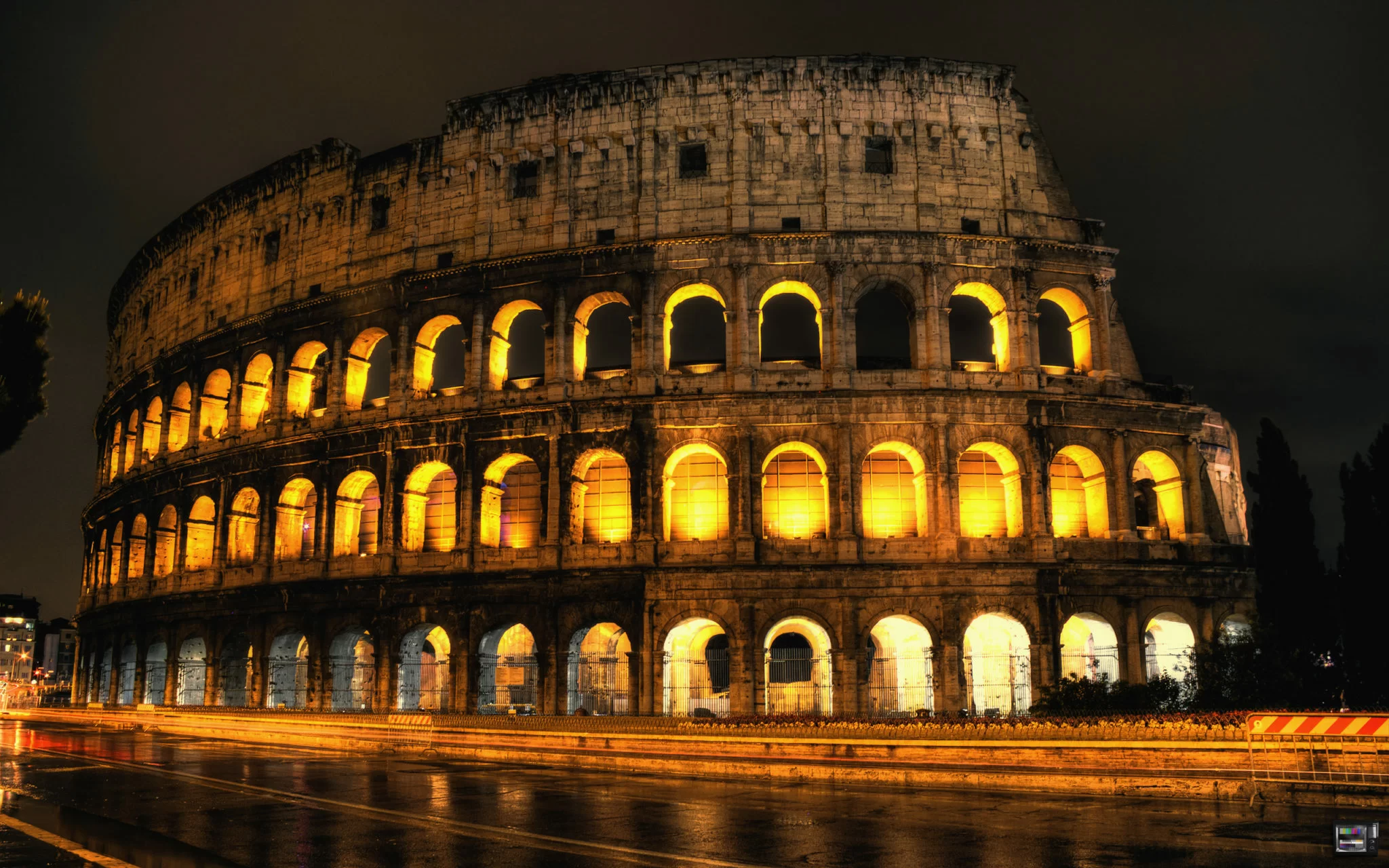 italy-rome-colosseum-road-lighting-lights-night-condezine.webp