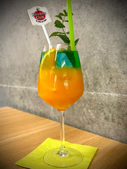 Jus de fruits, jus de citron vert, rhum, grenadine et curaçao bleu.

Aussi sans alcool (CHF 7)