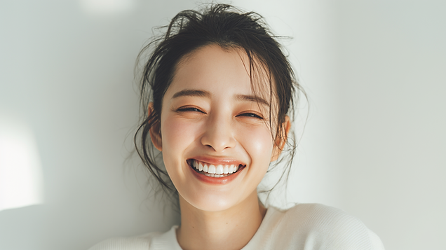 ホワイトニングをしている女性