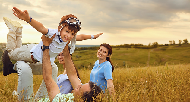 Niño volando en un campo