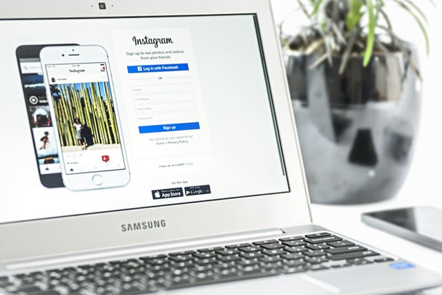 10 Inspirational Bible Verse Accounts to Follow on IG