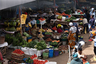 Lokale markt Tanzania met fruit, groenten en mensen