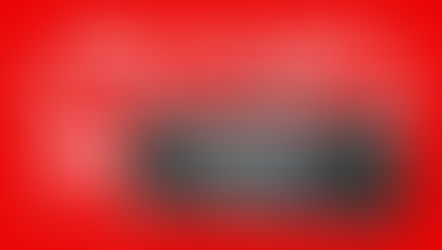 사용자 데이터 분석 기반의 맞춤형 게임 추천 및 이벤트 제공 등 개인화된 서비스와 다국어/결제 옵션 확대로 편의성을 높여야 합니다.