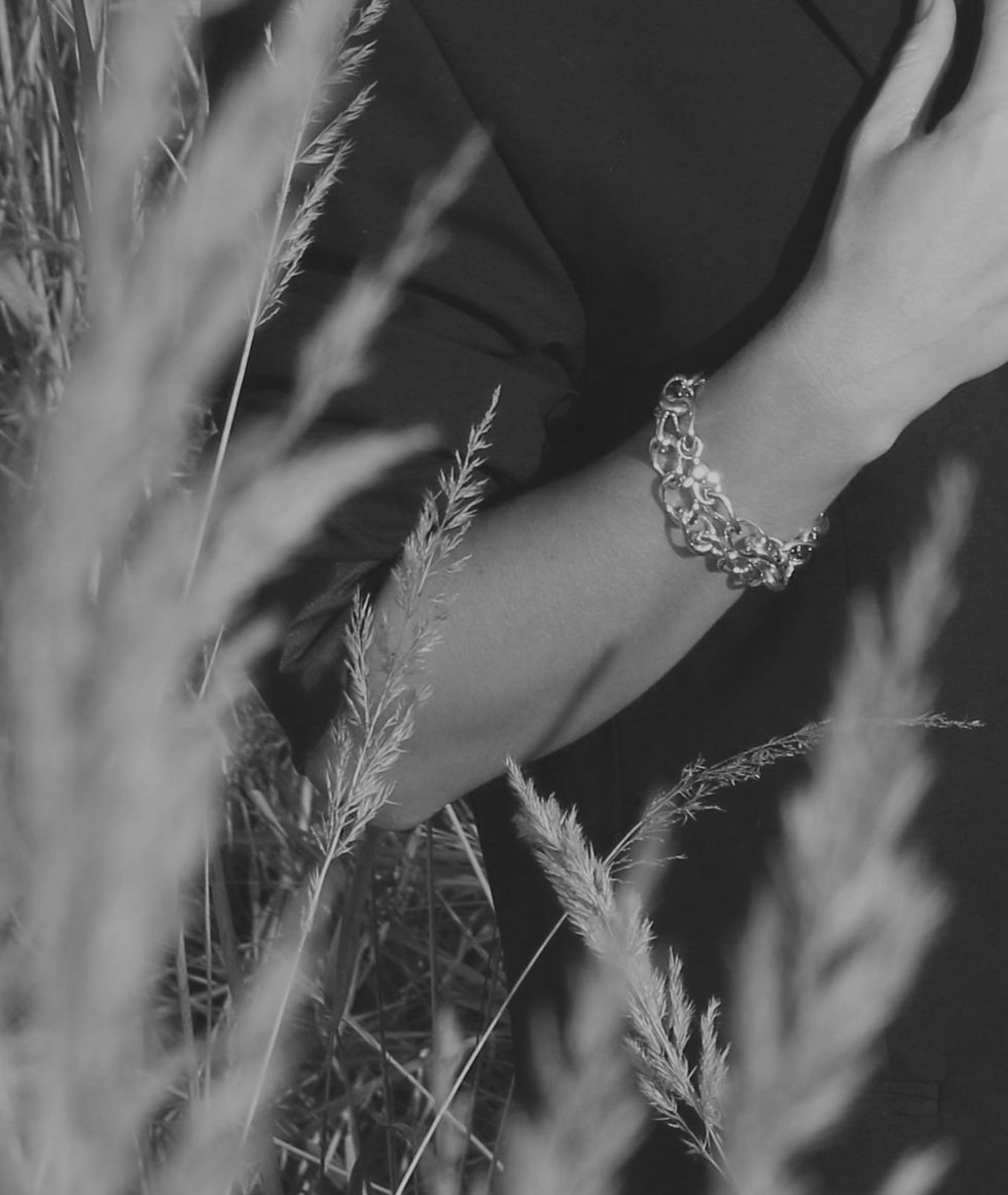Miniaturebillede: DIVERGENT bracelet fra RRYA Jewelry. Et kønsneutralt statement-armbånd håndlavet i 925 sterling sølv, unisex smykke.