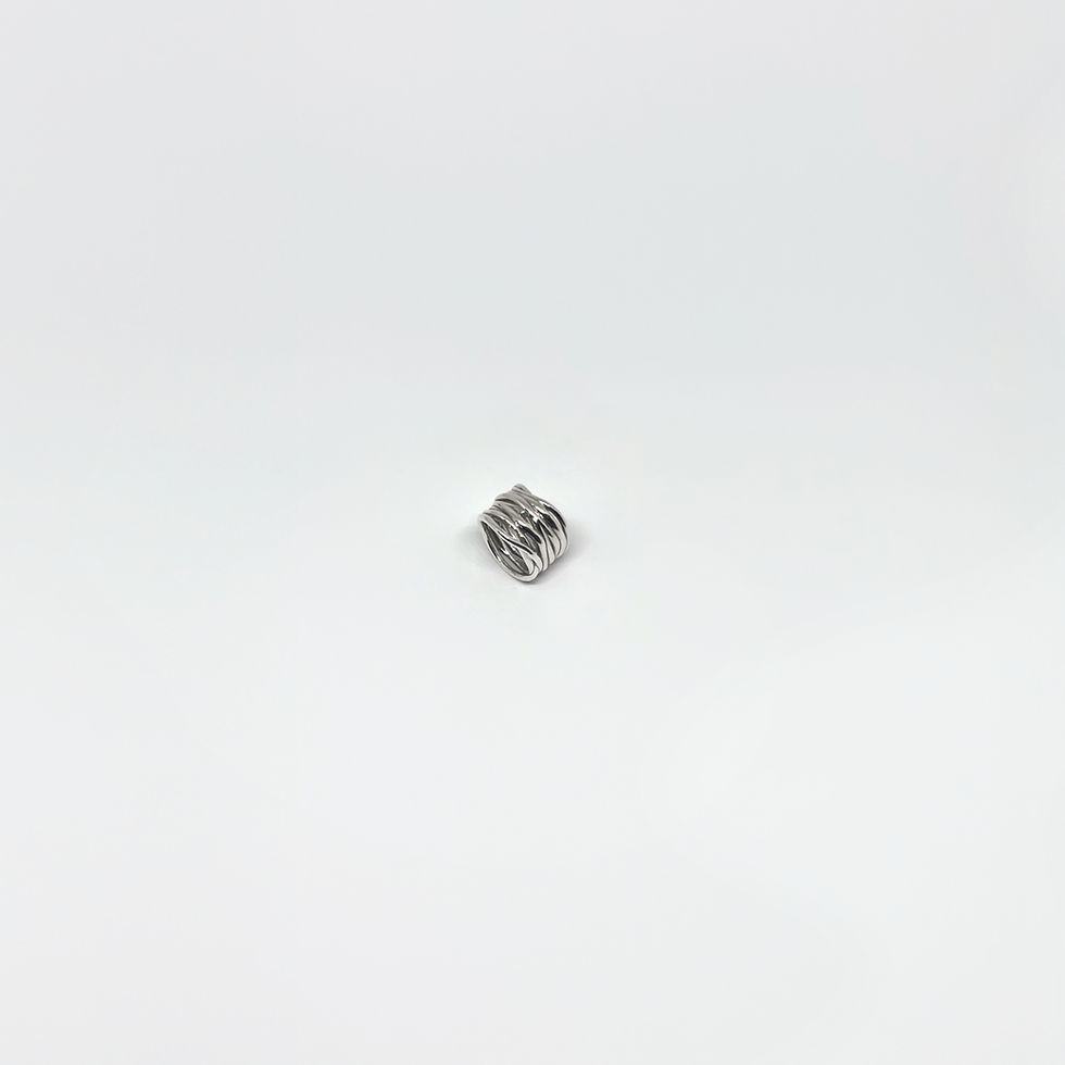 PERI ringen fra RRYA Jewelry. En kønsneutral statement-ring håndlavet i 925 sterling sølv, unisex smykke