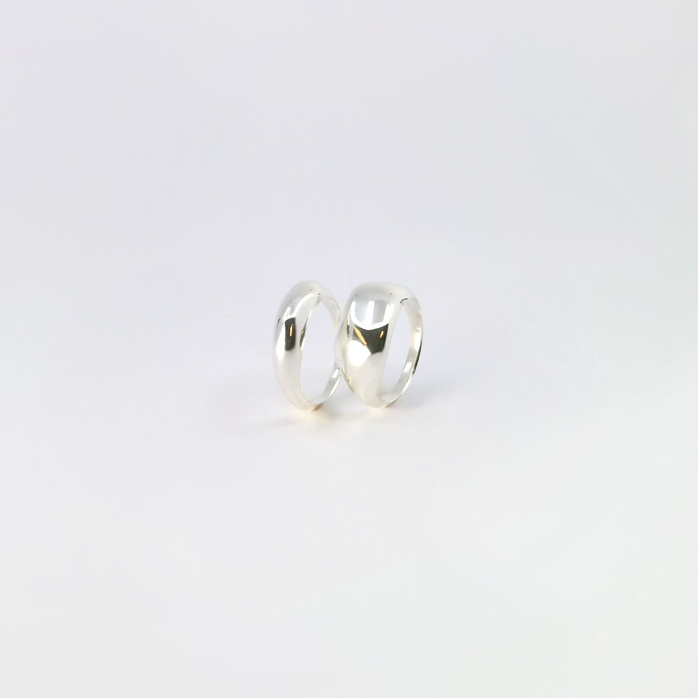 Miniaturebillede: SELENE small ring fra RRYA Jewelry. En kønsneutral statement-ring håndlavet i 925 sterling sølv, unisex dansk design