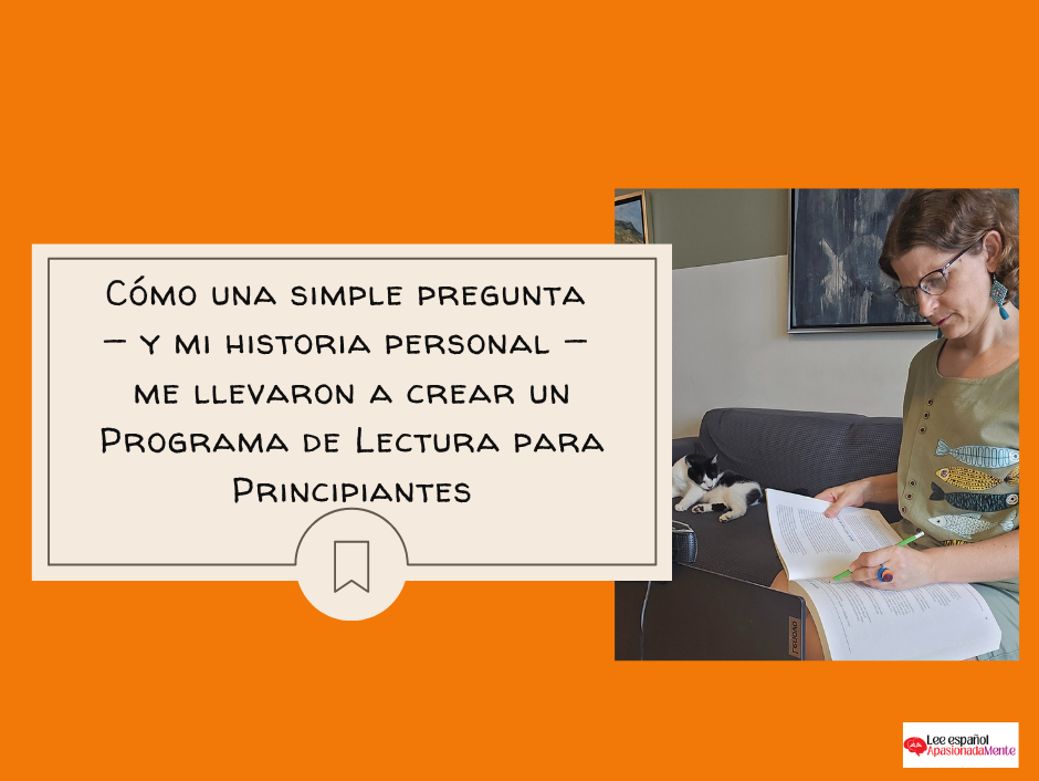 La autora del blog está leyenco son su gato en el sofá