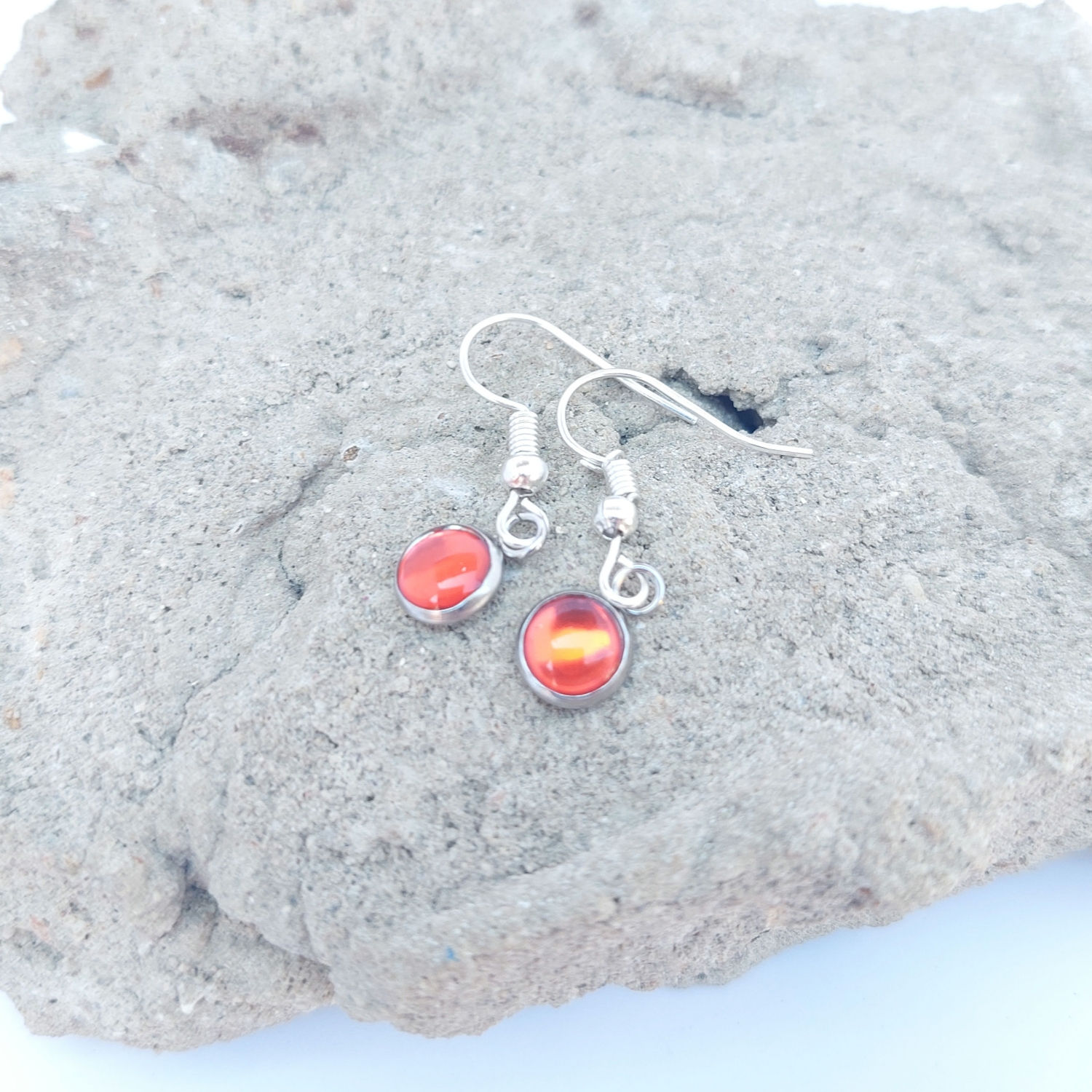 Dainty Pendant Earrings (red)