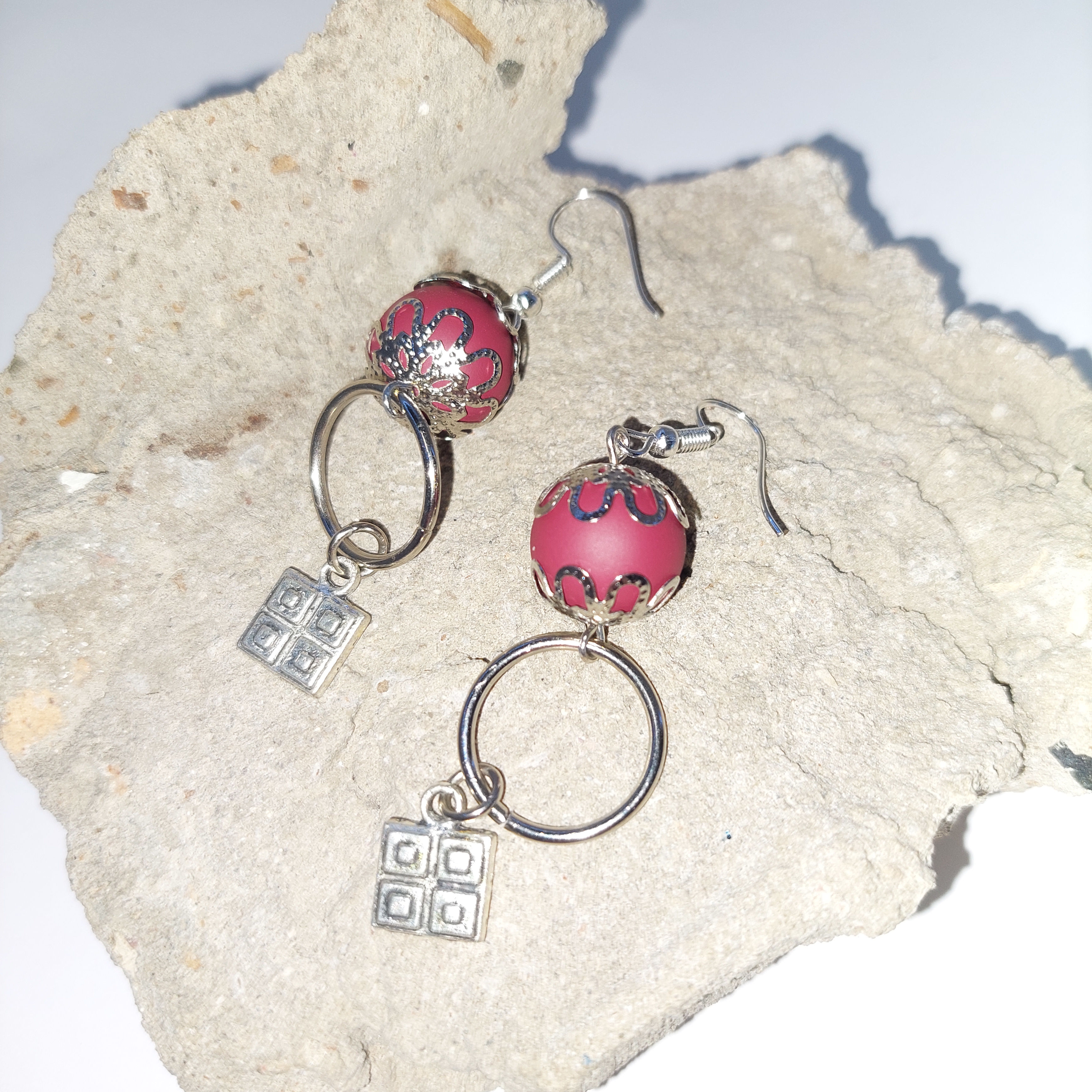 Kiki's Dangling Earrings (maroon/red)
