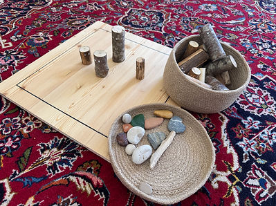 Ein Systembrett mit verschiedenen Materialien zum Aufstellen