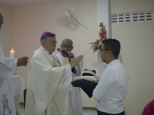 Seminarista Pedro Augusto recebe a batina durante Santa Missa presidida por Dom Tourinho