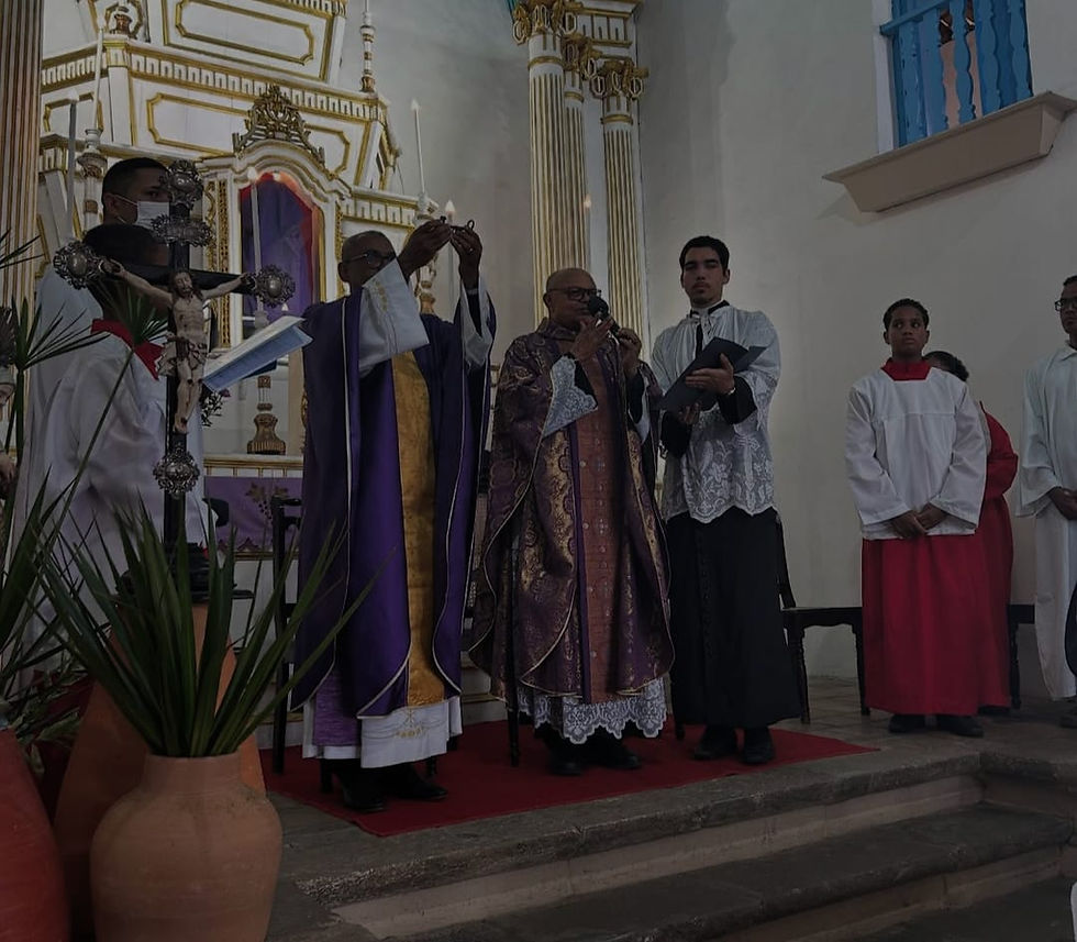 Padre Kleber apresentando as chaves da Igreja Matriz no dia da posse