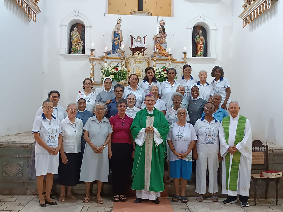 Dom Tourinho e Padre Hélio com as religiosas e consagradas no Santuário de Frei Galvão
