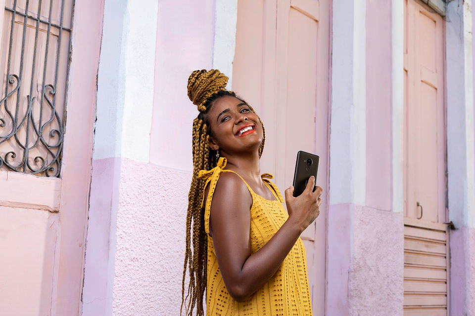 ensaio fotografico externo mulher negra baiana passeando falando ao telefone rua Victor Senra fotografo publicitário