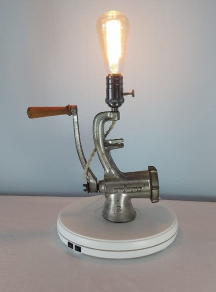 תמונה ממוזערת: מנורת מטחנה יצוקה