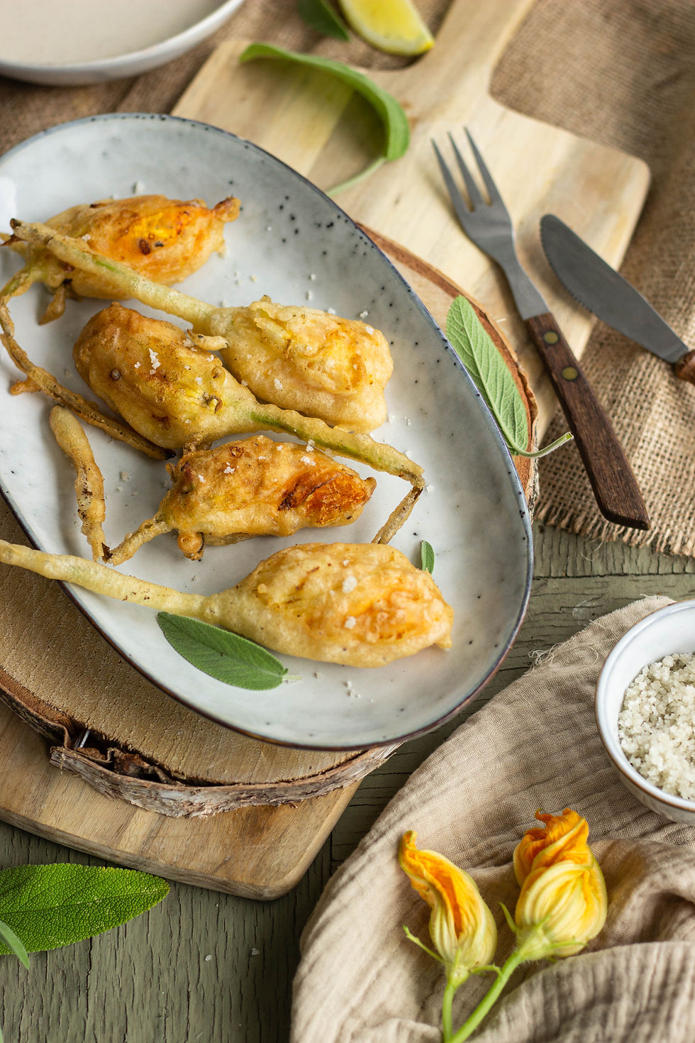 Gefrituurde courgettebloemen vullen met kaas