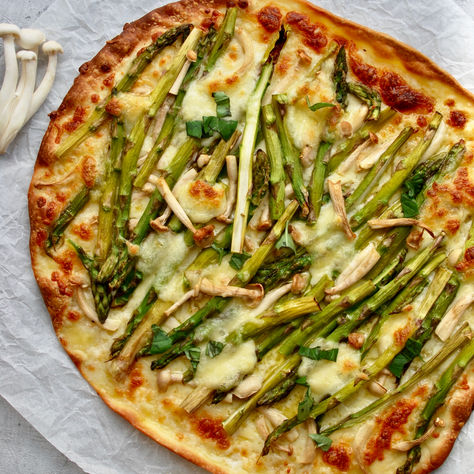 Pizza met groene asperges en beukenzwammen