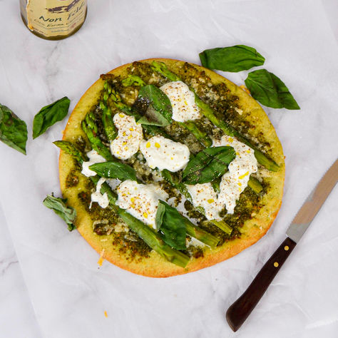 Pizza met pesto, groene asperges en burrata 