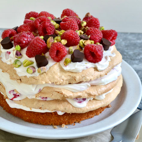Meringuetaart met frambozen en pistache 