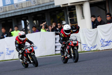 知識隼和がMiniGP初優勝からのダブルウイン! 国立和玖との一騎打ちを制す!!