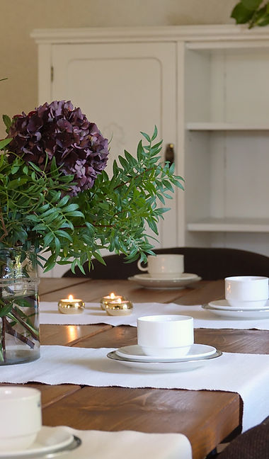 Vardagsrumsbord med kaffekopp och blombukett