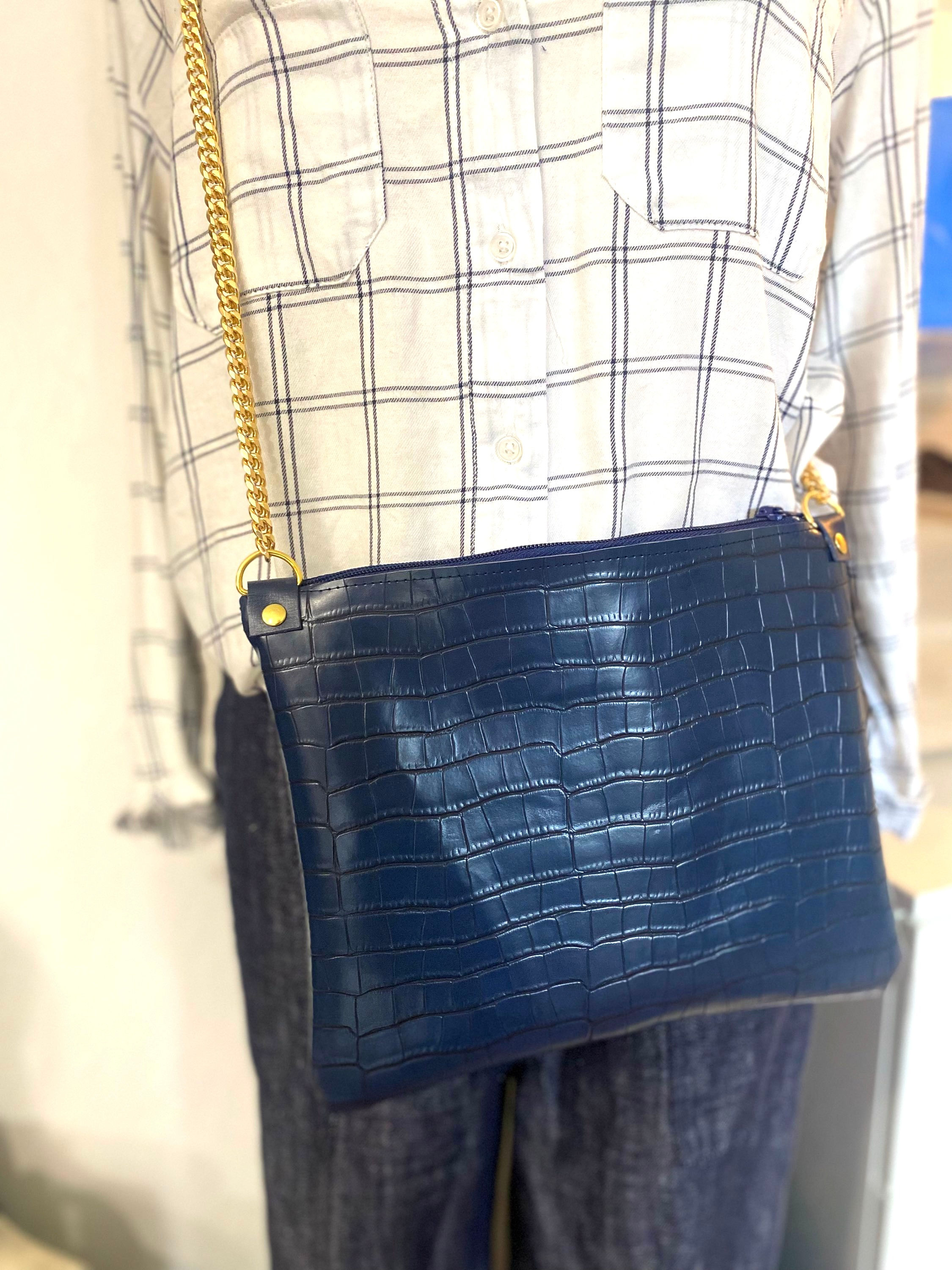 Petit format carré en croco marine et sa chaîne dorée 