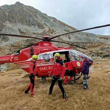 TURISTĂ DIN GERMANIA, SALVATĂ CU ELICOPTERUL DIN RETEZAT