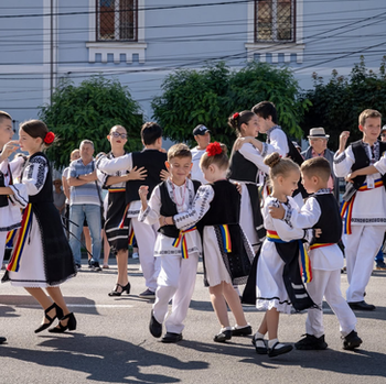 FOLCLORUL A CUCERIT AIUDUL: DANSATORI DIN OPT ȚĂRI AU TRANSFORMAT ORAȘUL ÎNTR-O SCENĂ A TRADIȚIILOR