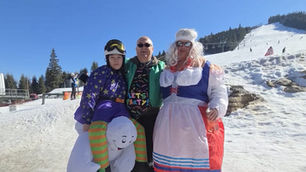 Bal mascat pe zăpadă la Râușor. Schiori costumați și distracție în inima Retezatului