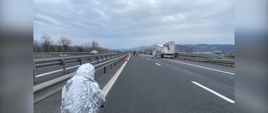 Substanțe periculoase pe autostrada A1, după ce două tiruri s-au acroșat