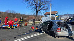 O șoferiță a ajuns la spital în urma unui accident pe DN 66