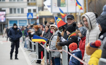 Mii de oameni au sărbătorit Ziua Națională la Deva și Hunedoara. Parade, ceremonii militare și aprinderea iluminatului festiv