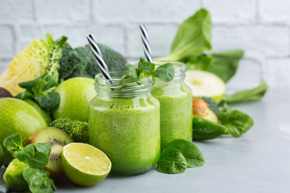 Green Smoothie vs. Juice +4 Ingredient Recipes