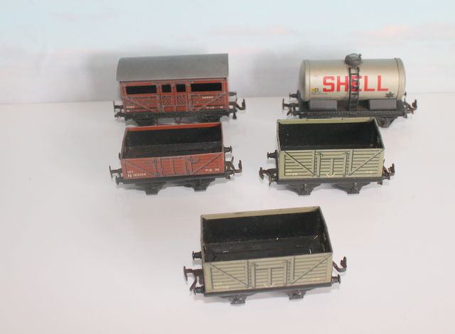 TRIX TTR OO/HO GAUGE LOT OF WAGONS AND SHELL TANKER