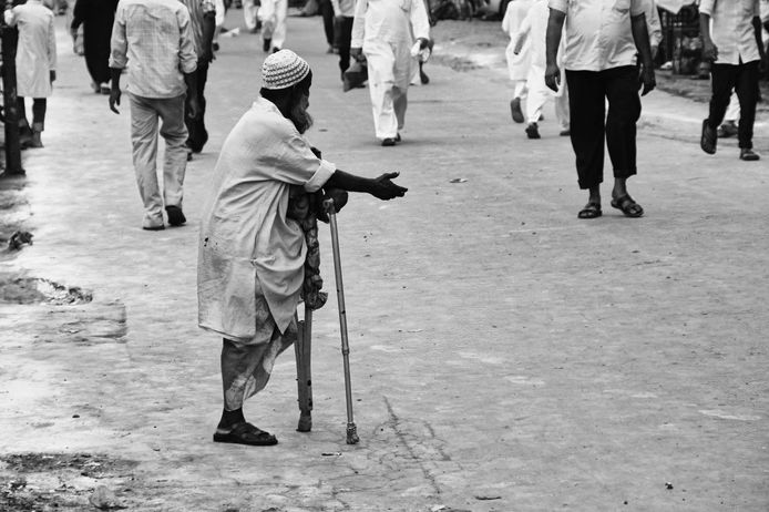 Schwarz-weiß Fotografie eines indischen Bettlers in Mumbai.