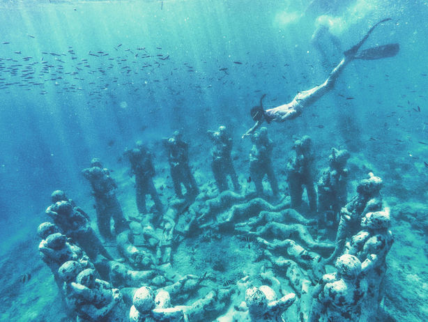 Vor den Gili Inseln in Indonesien wurden einige Skulpturen für Taucher und Schnorchler aufgebaut.