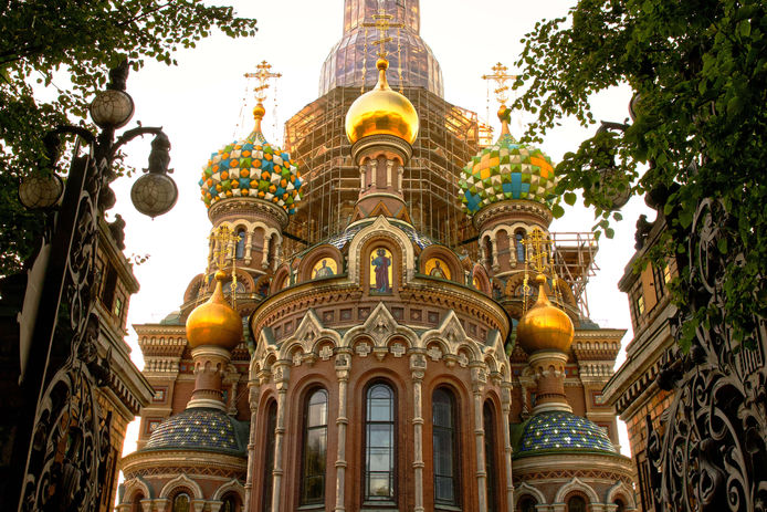 Abendlicher Blick auf die Auferstehungskirche in St. Petersburg