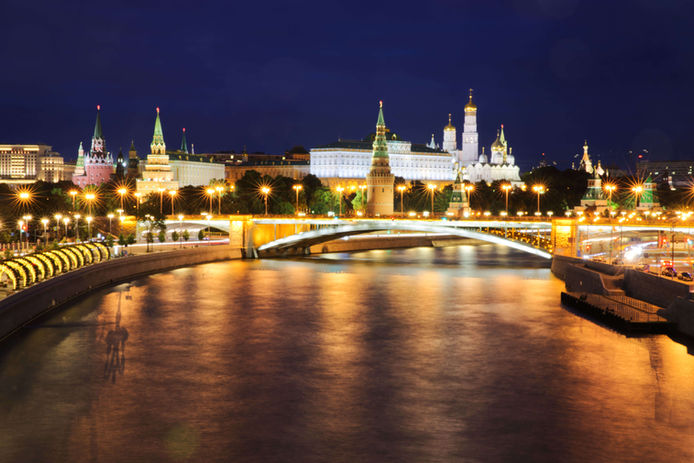 Nächtlicher Blick auf die Moskwa und den Kreml von einer Brücke aus