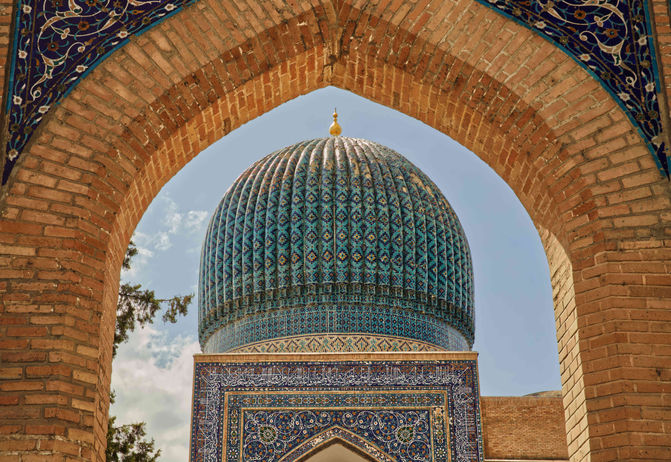 Ein prachtvoll verziertes Dach einer Moschee in Uzbekistan