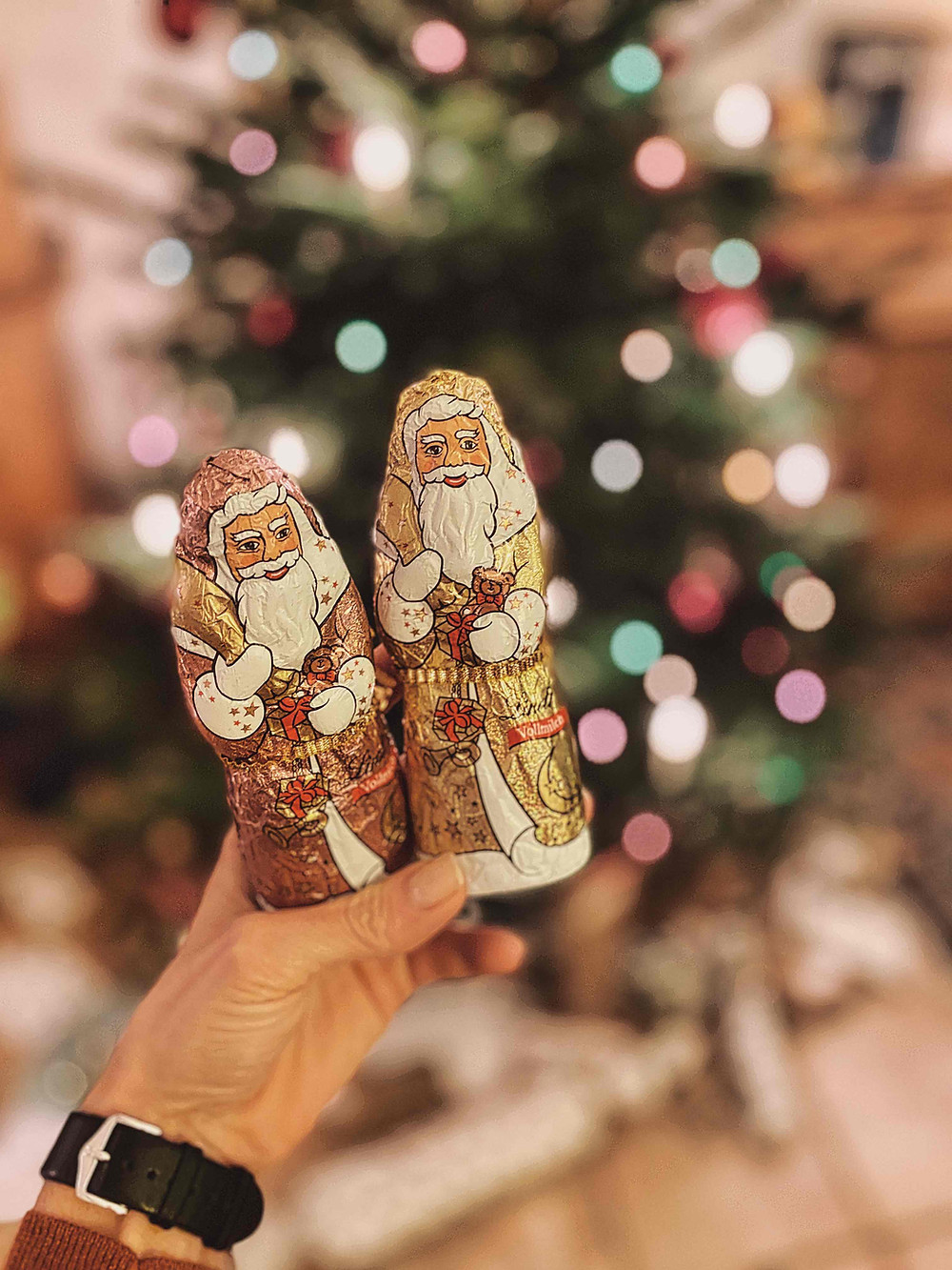 Weihnachtsmänner vor dem Weihnachtsbaum
