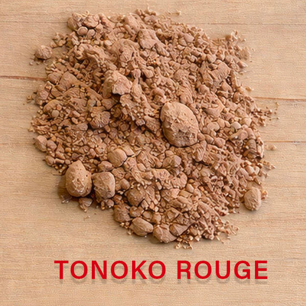 Tonoko poudre rouge kintsugi texture argile riche en oxydes de fer.

