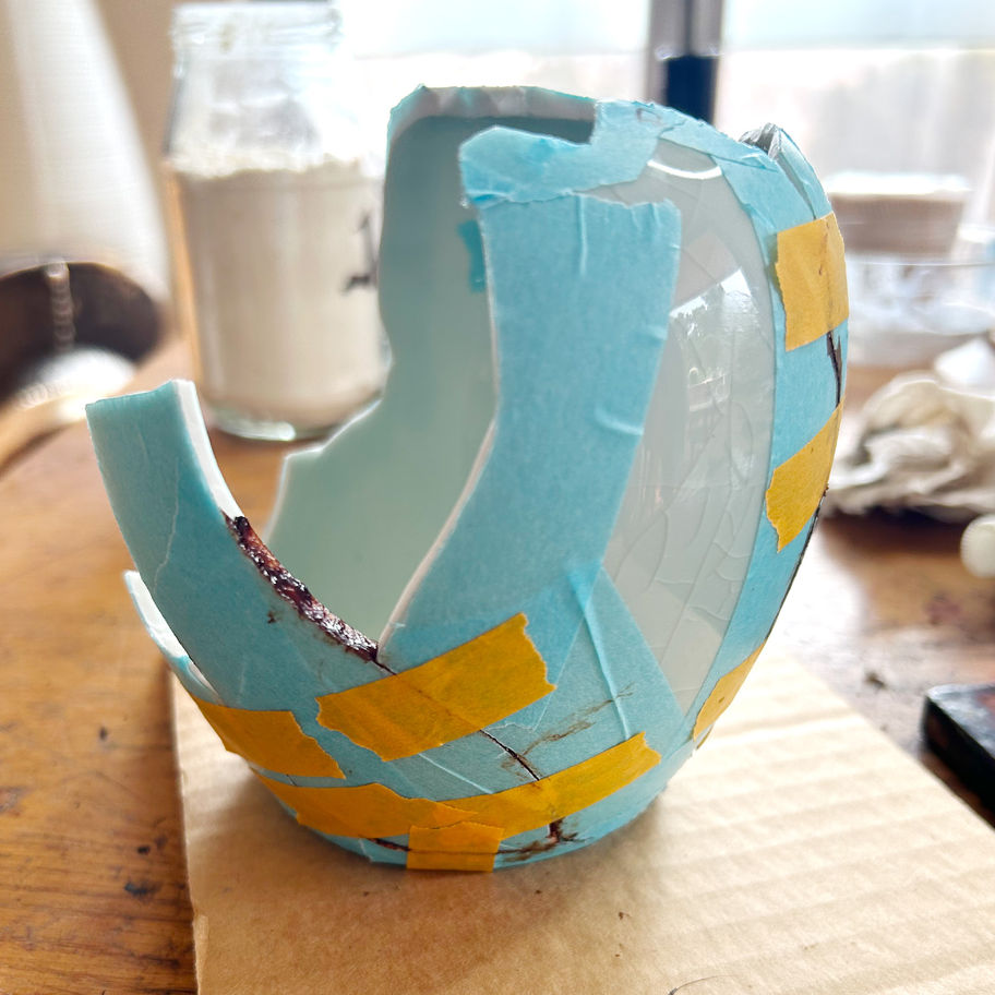 Papier Washi adhésif protégeant les fragments d’une céramique lors d’une réparation Kintsugi
